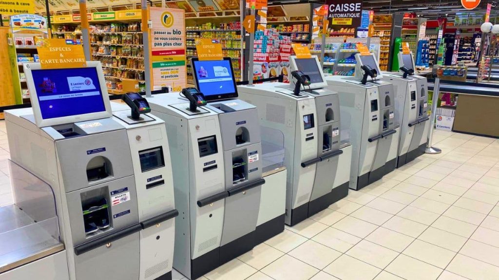c'est la fin des caisses automatiques auchan, leclerc... les enseignes de supermarchés tirent la sonnette d'alarme