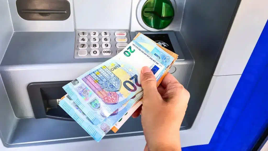 il retire de l'argent au distributeur et tombe sur des billets rares qui valent une fortune
