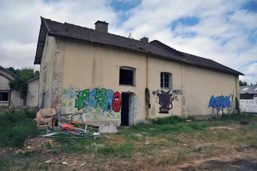 en rentrant de courses, ils retrouvent leur appartement occupé par des squatteurs et sont violemment agressés