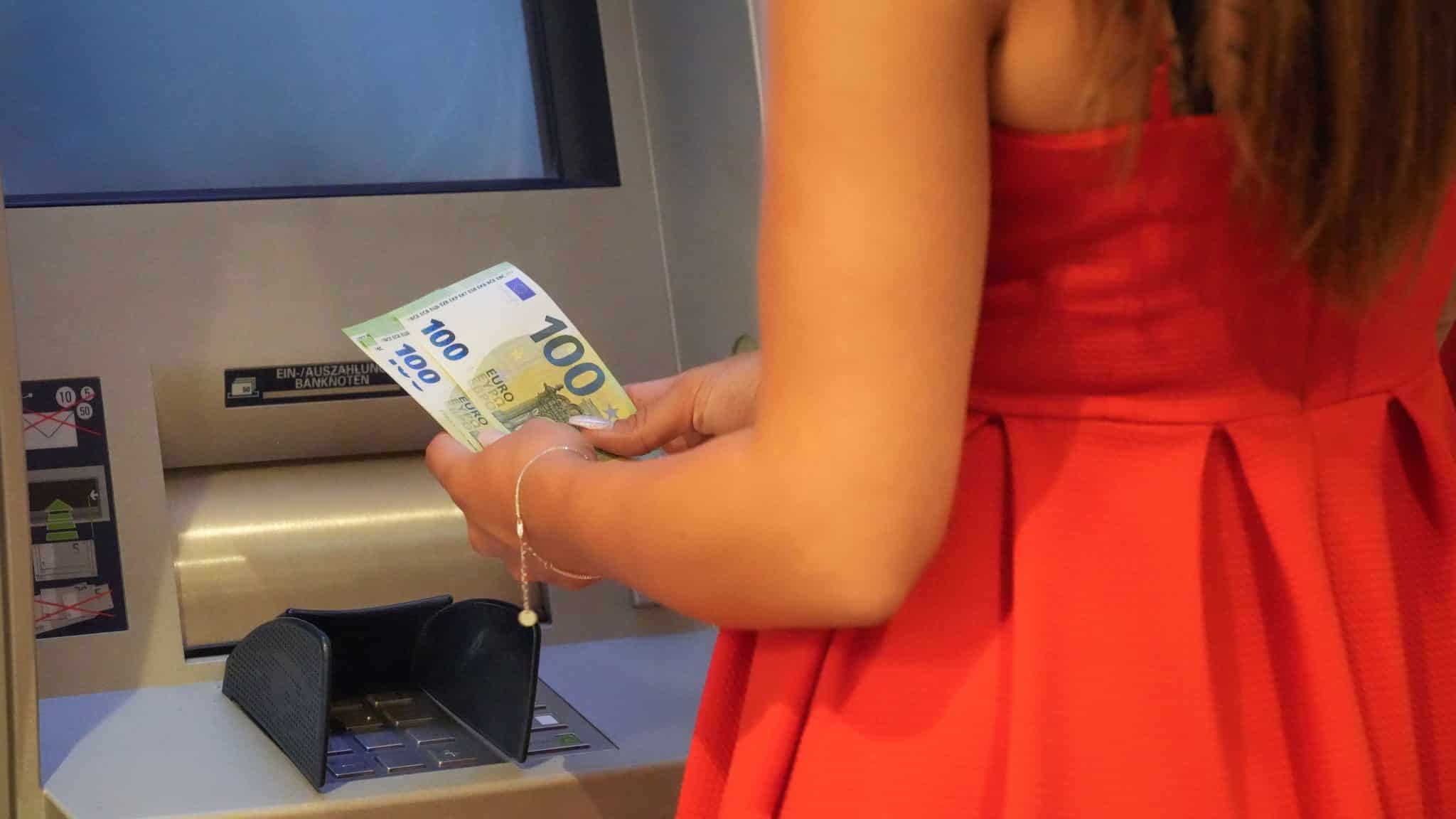 fin des distributeurs de billets en france voici où vous pourrez retirer de l’espèce en 2026