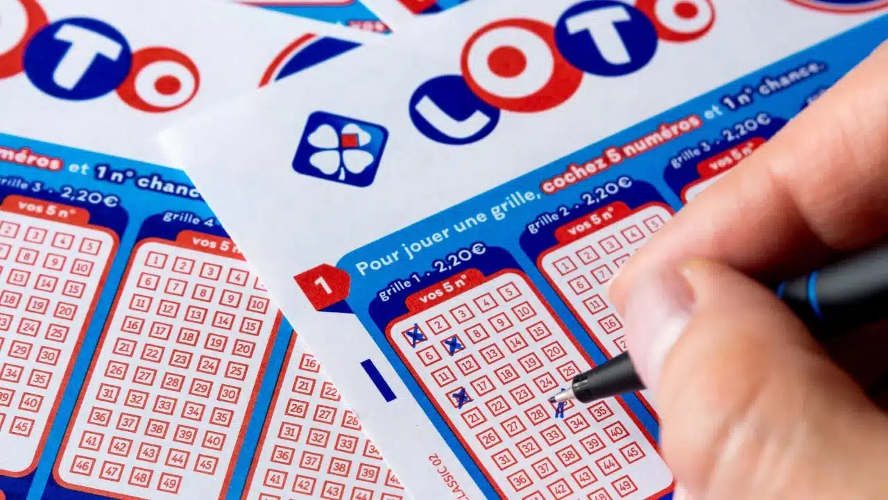 il gagne le jackpot au loto, sa compagne empoche le chèque et le quitte pour un autre homme