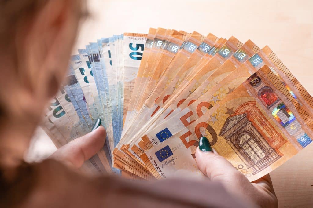 Vacances d'été trop chères ? Voici toutes les aides que vous pouvez toucher en 2025 sans le savoir